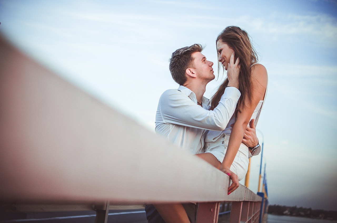 8 Obvious Signs Your Girlfriend Likes Another Guy