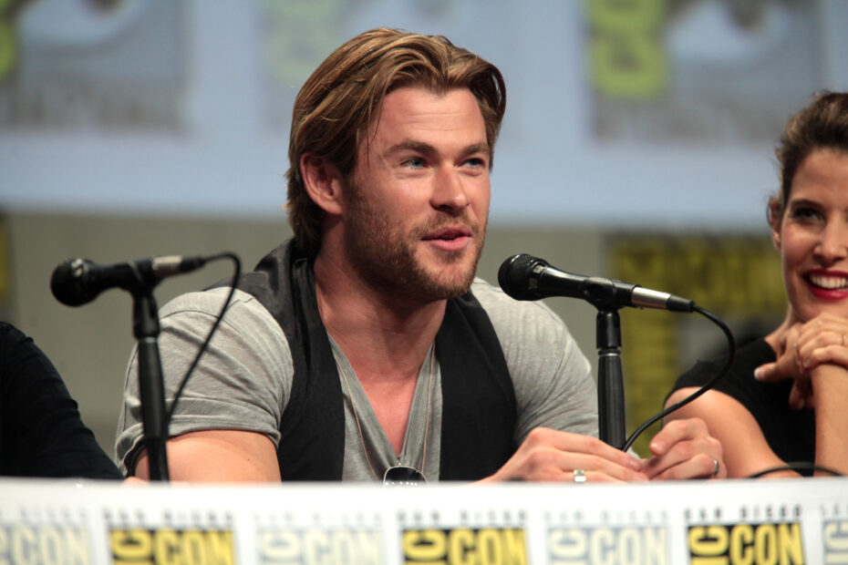 Chris Hemsworth Rides Ponies With Daughter India